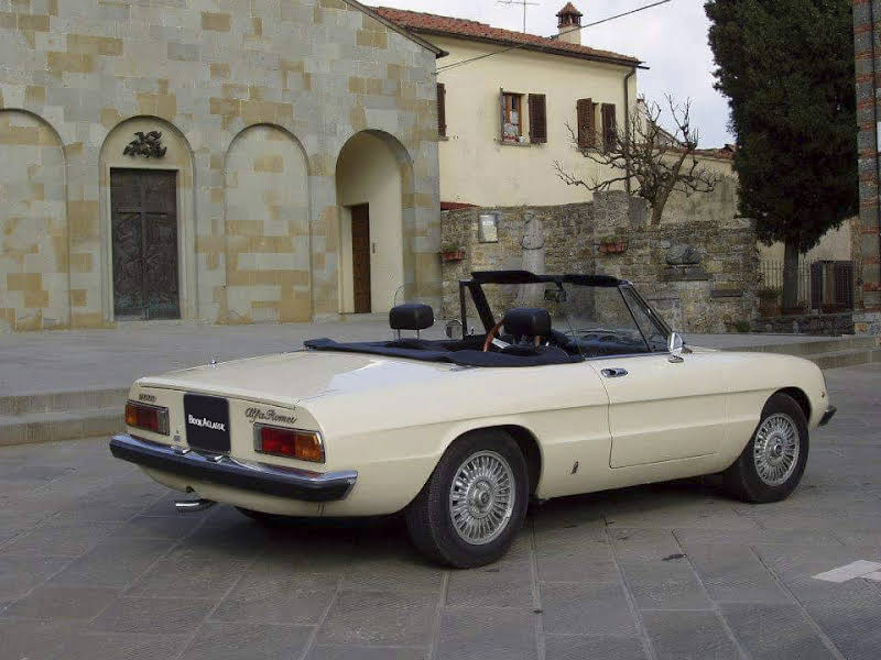 Alfa Romeo Spider Veloce 2000 per noleggiare a Arezzo BookAclassic