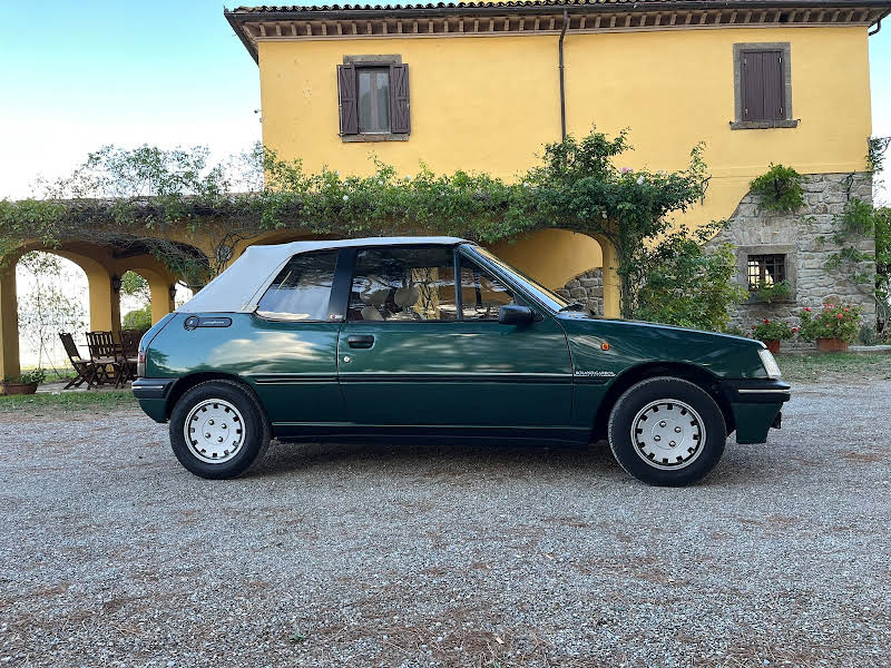 Peugeot 205 Cabriolet Roland Garros per noleggiare a Graffignano -  BookAclassic